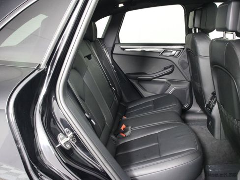 Certified 2025 Porsche Macan AWD/4WD image 32