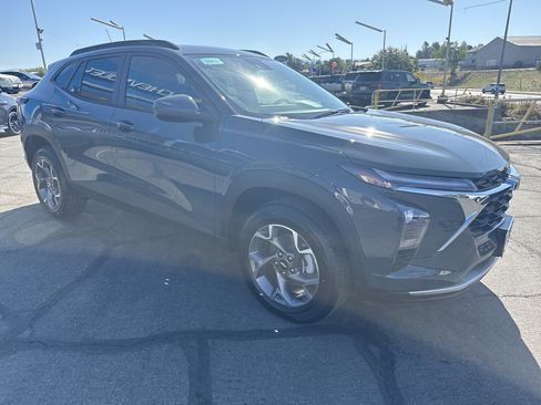 New 2026 Chevrolet Trax LT w/ LT Convenience Package FWD image 6