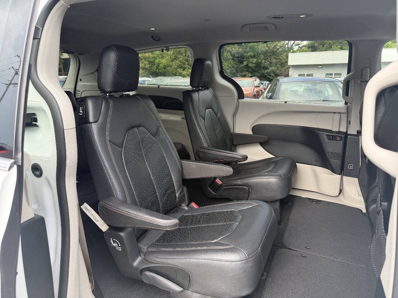 Used 2018 Chrysler Pacifica Touring-L FWD image 16