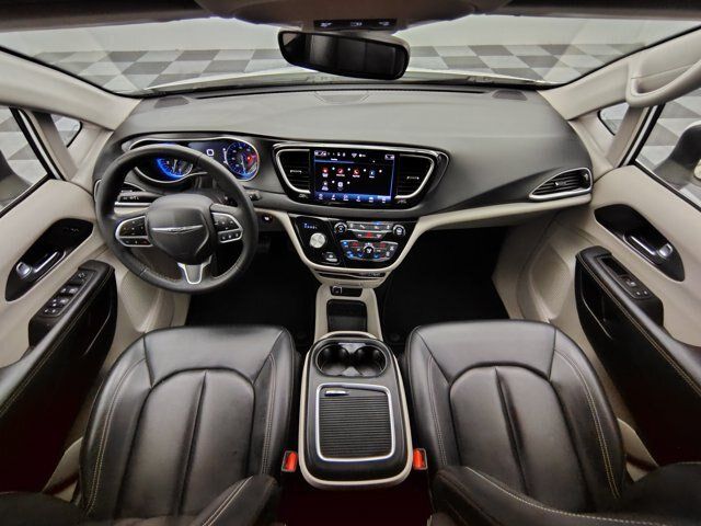 Used 2023 Chrysler Pacifica Touring-L FWD image 2