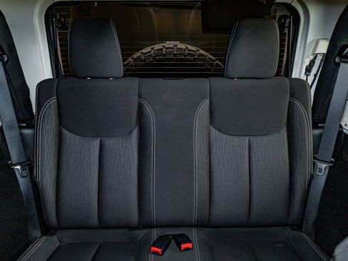 Used 2018 Jeep Wrangler Rubicon w/ Power Convenience Group image 21