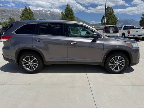 Used 2019 Toyota Highlander XLE AWD/4WD image 2