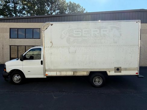 Used 2019 Chevrolet Express 3500 w/ Driver Convenience Package RWD image 3