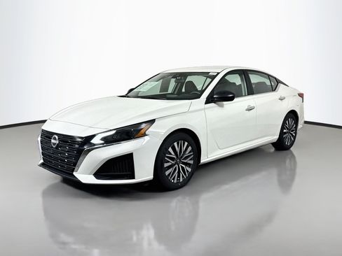 Used 2025 Nissan Altima 2.5 SV FWD image 4