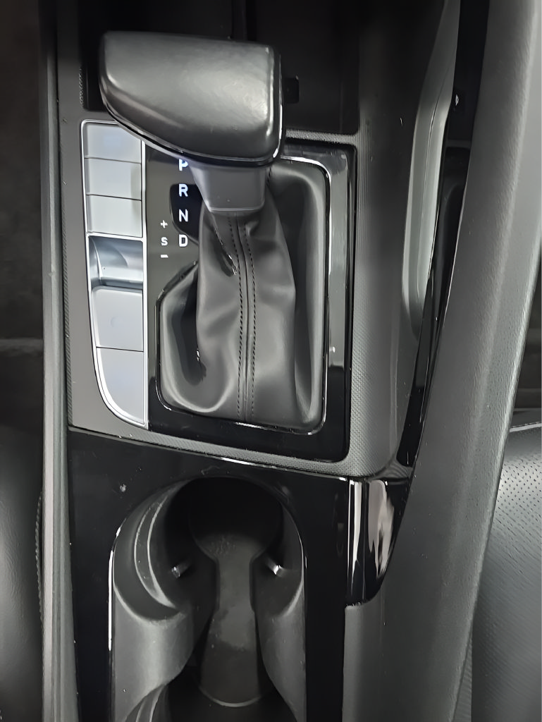 Certified 2025 Hyundai Elantra Limited FWD image 36