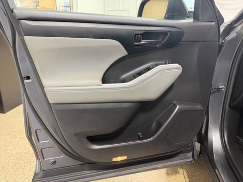 Used 2022 Toyota Highlander LE FWD image 23
