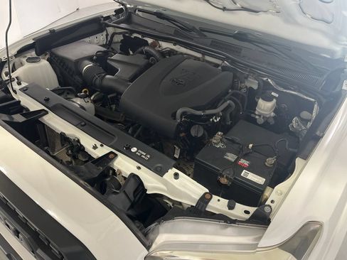 Used 2016 Toyota Tacoma SR5 AWD/4WD image 11