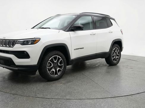 Used 2025 Jeep Compass Trailhawk image 3