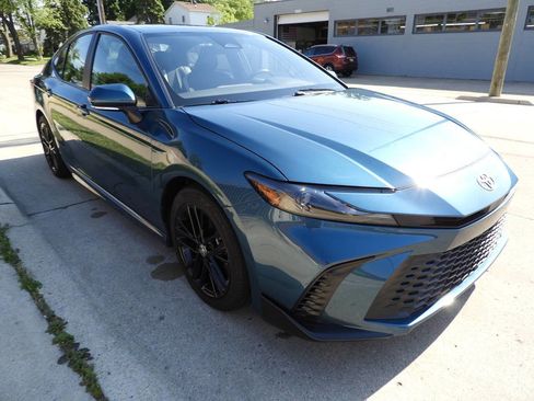 Used 2025 Toyota Camry SE FWD image 12