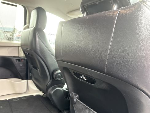 Used 2022 Chrysler Pacifica Touring-L image 13