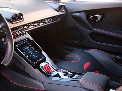 Used 2020 Lamborghini Huracan EVO image 16