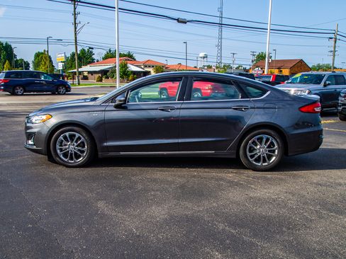 Used 2020 Ford Fusion SE FWD image 4