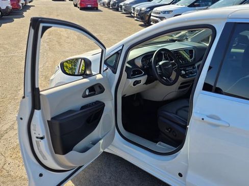 Used 2023 Chrysler Pacifica Touring-L image 41