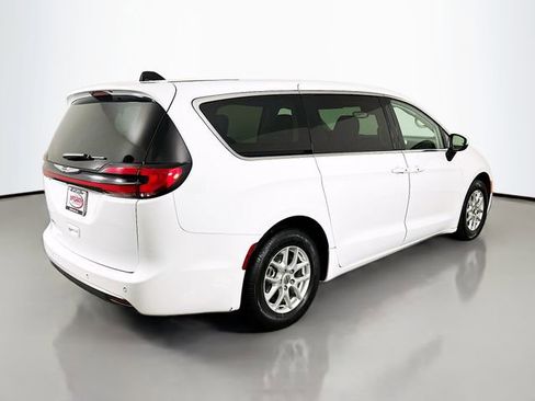 Used 2023 Chrysler Pacifica Touring-L FWD image 20