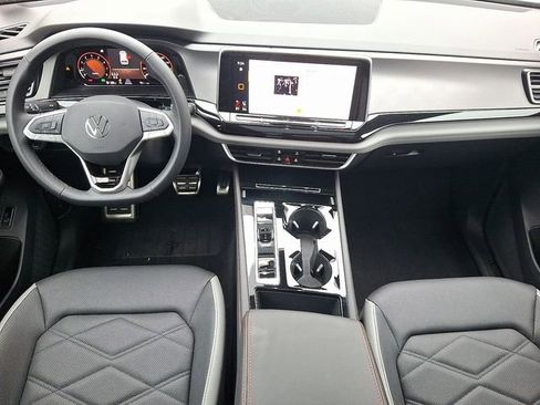 Certified 2025 Volkswagen Atlas Peak Edition SE AWD/4WD image 15