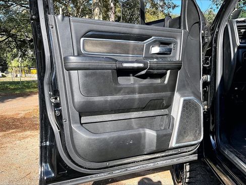 Used 2019 RAM 2500 Laramie w/ Black Appearance Package image 17