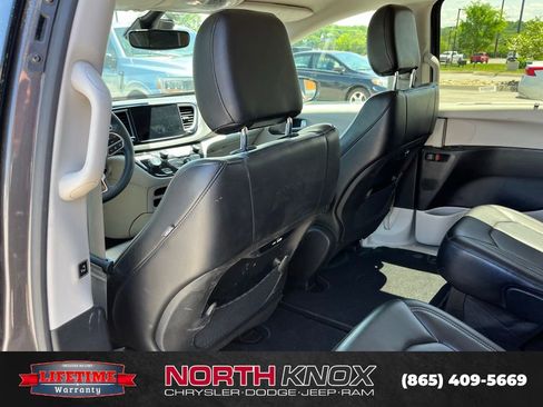 Used 2023 Chrysler Pacifica Touring-L FWD image 7