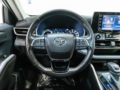 Used 2021 Toyota Highlander XLE AWD/4WD image 16