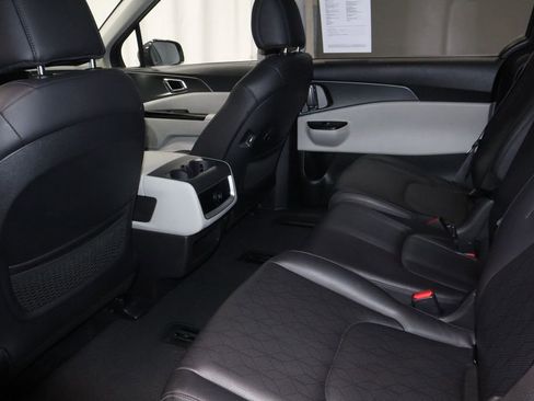 Used 2024 Kia Carnival LX image 22