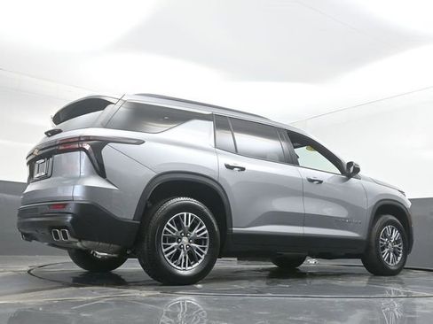 Used 2025 Chevrolet Traverse LT image 33