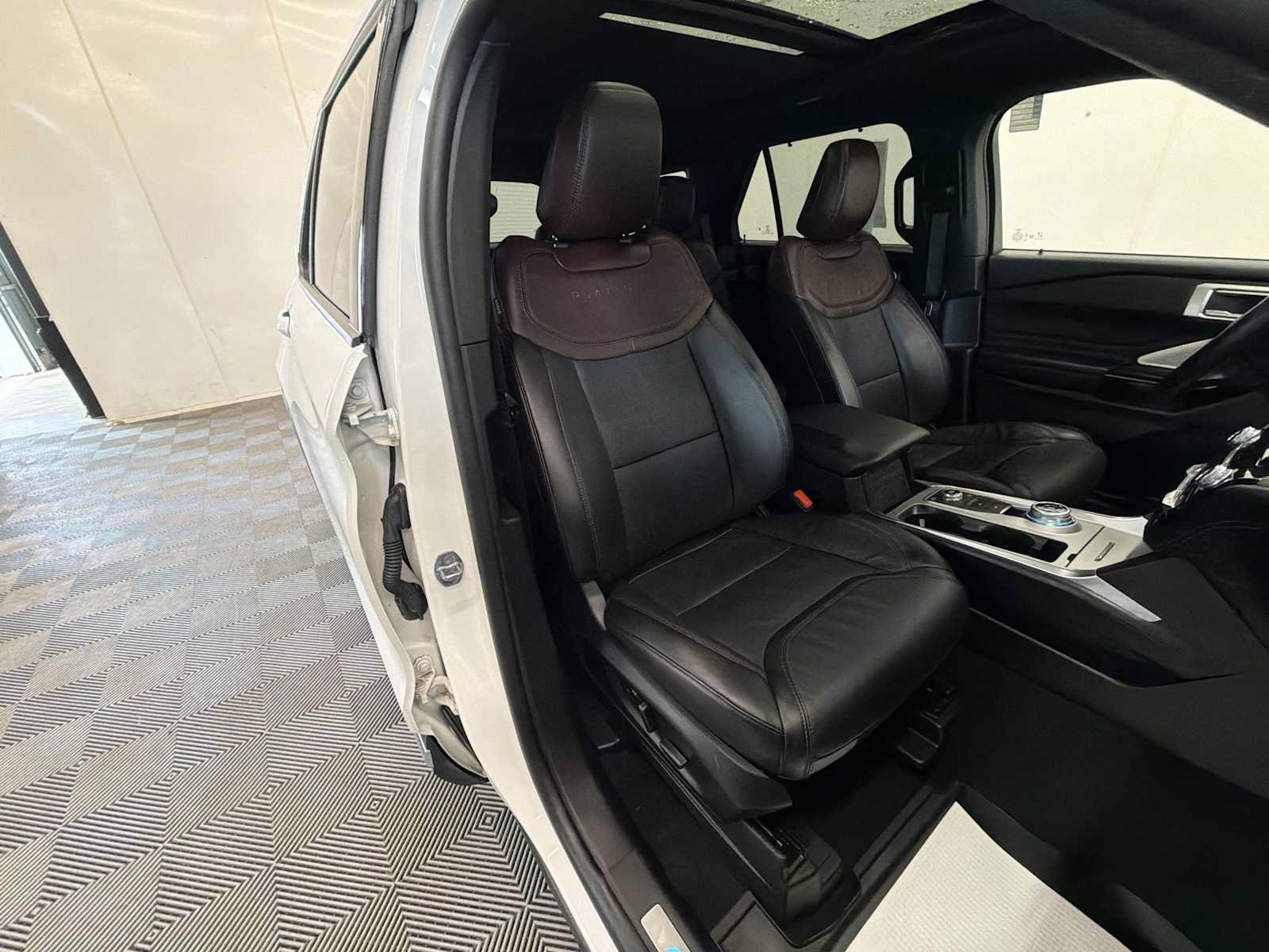 Used 2023 Ford Explorer Platinum w/ Technology Package AWD/4WD image 27
