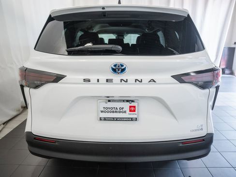 Used 2023 Toyota Sienna LE FWD image 5