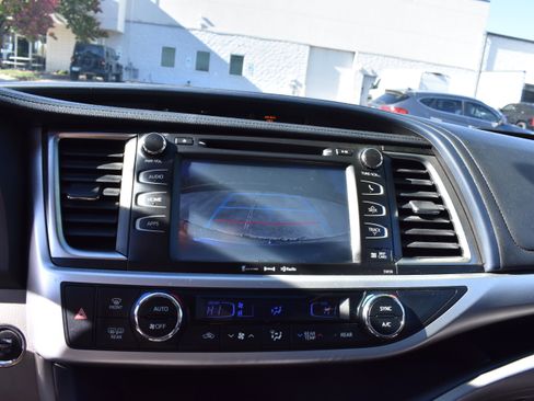 Used 2016 Toyota Highlander XLE image 19