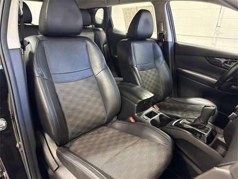 Used 2022 Nissan Rogue Sport SV w/ Technology Package image 14