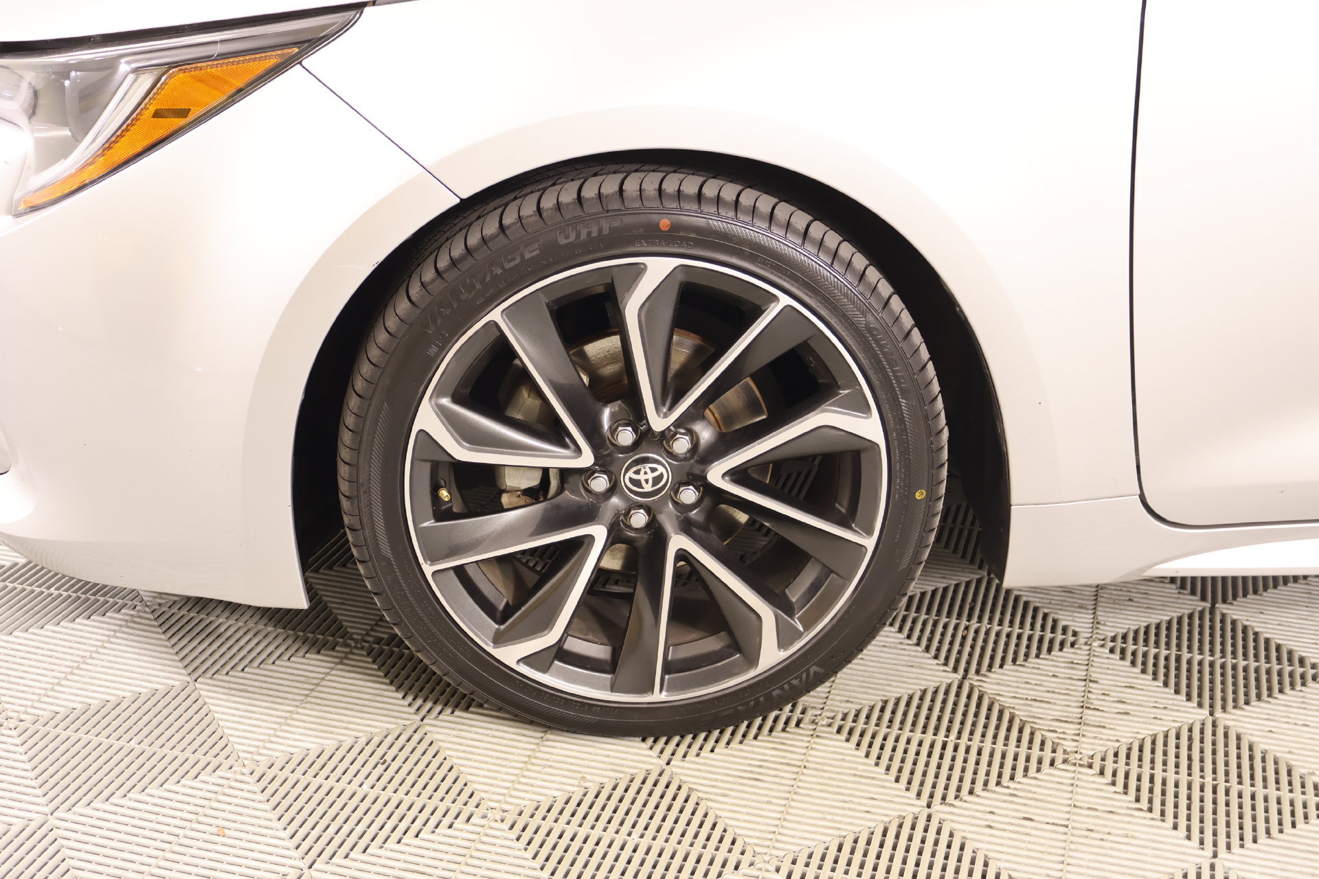 Used 2019 Toyota Corolla XSE FWD image 18