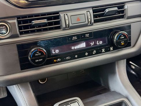 Used 2024 Nissan Pathfinder S image 32