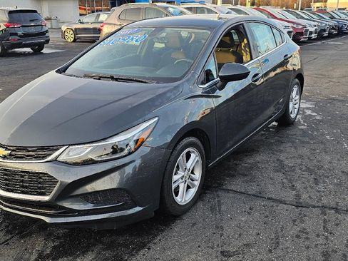 Used 2017 Chevrolet Cruze LT image 3
