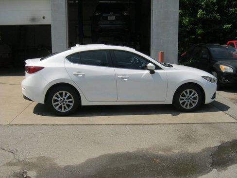 Used 2016 MAZDA MAZDA3 i Touring w/ Popular Equipment Package FWD image 4