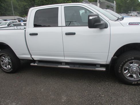 Used 2024 RAM 2500 Tradesman w/ Chrome Appearance Group AWD/4WD image 3