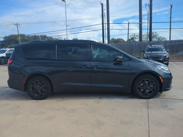 Used 2021 Chrysler Pacifica Touring-L w/ Uconnect Theater Family Group FWD image 4