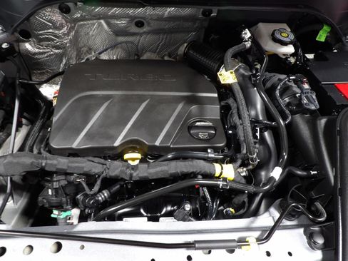 Used 2025 Chevrolet Trax LT w/ LT Convenience Package FWD image 19