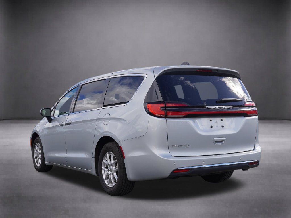 Used 2023 Chrysler Pacifica Touring-L FWD image 3
