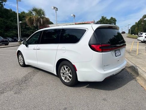 Used 2023 Chrysler Pacifica Touring-L FWD image 39
