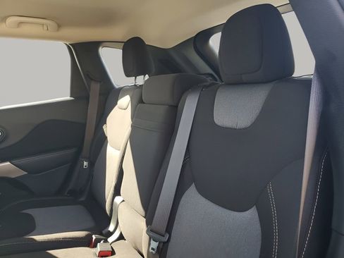 Used 2018 Jeep Cherokee Latitude w/ Altitude Package image 19