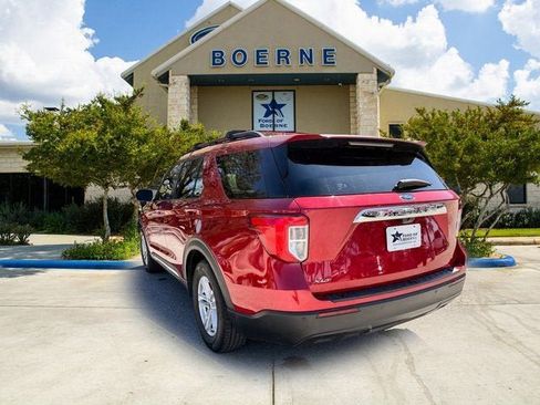 Used 2023 Ford Explorer XLT image 3