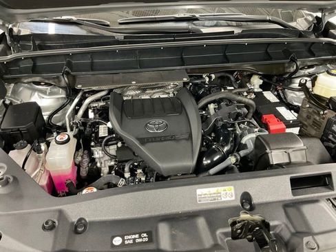 Used 2024 Toyota Highlander XLE AWD/4WD image 12