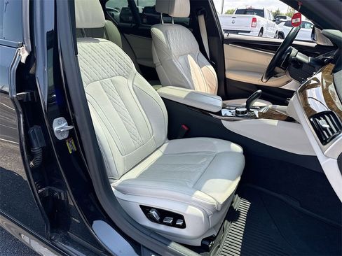 Used 2020 BMW M550i xDrive image 25