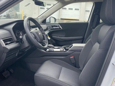 New 2026 Mitsubishi Outlander ES image 8