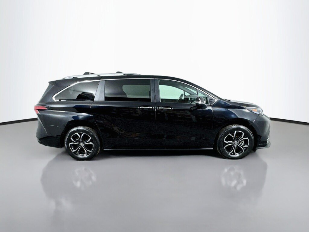 Used 2025 Toyota Sienna Platinum AWD/4WD image 6