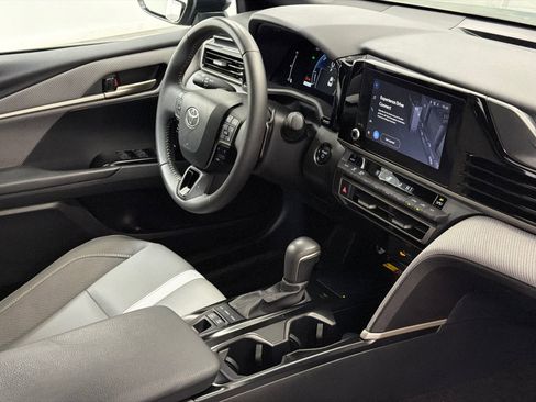 Used 2025 Toyota Camry SE w/ Convenience Package FWD image 8