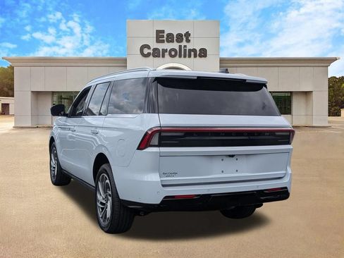 Used 2025 Lincoln Navigator Reserve AWD/4WD image 5