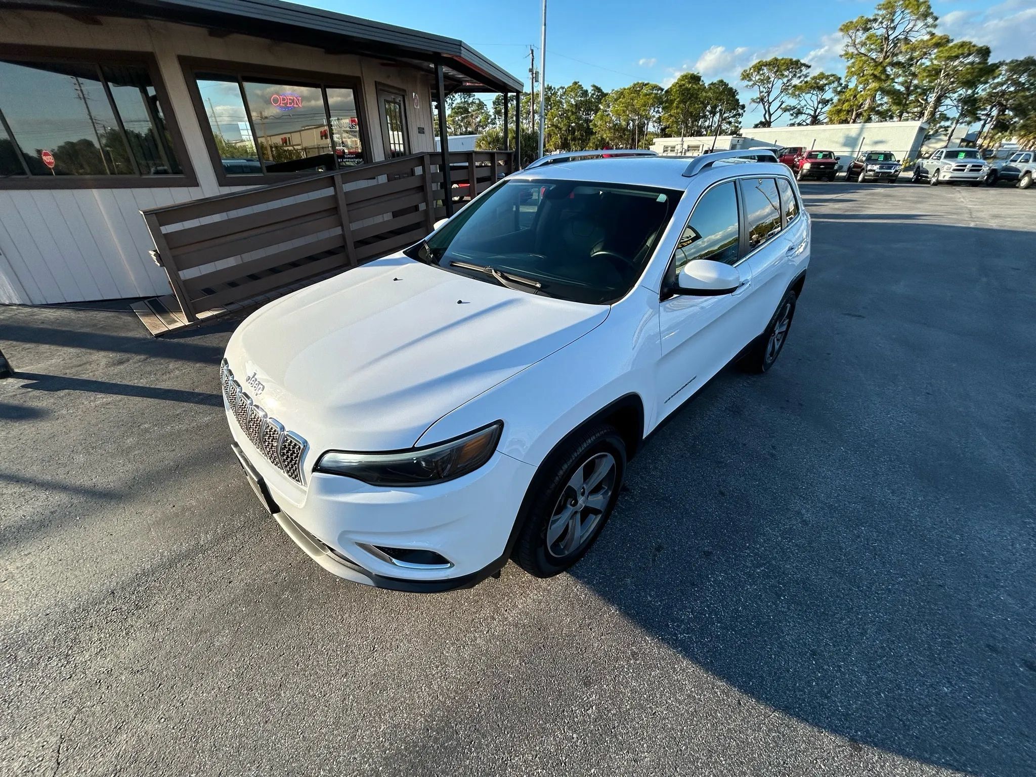 Used 2019 Jeep Cherokee Limited AWD/4WD image 6