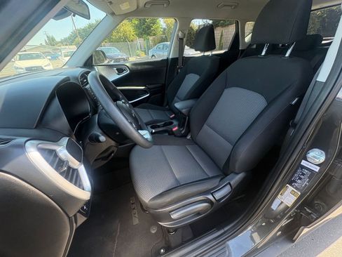 Used 2025 Kia Soul LX w/ LX Technology Package FWD image 34