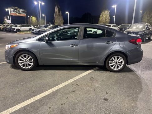 Used 2017 Kia Forte S image 5