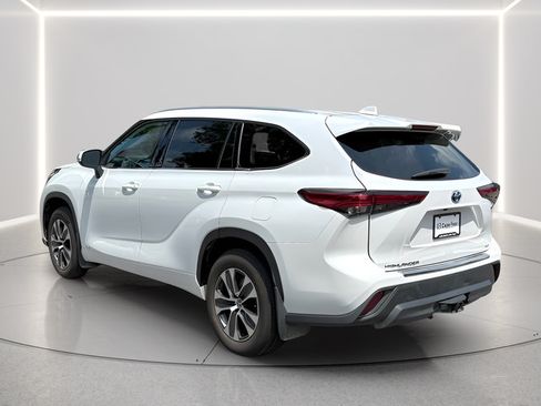 Used 2022 Toyota Highlander XLE AWD/4WD image 3