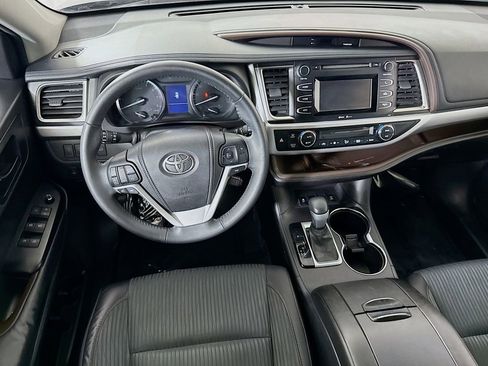 Used 2015 Toyota Highlander Plus AWD/4WD image 3